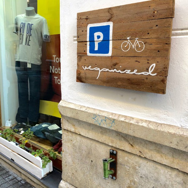 tienda de ropa ecologica aparcamiento bicicleta